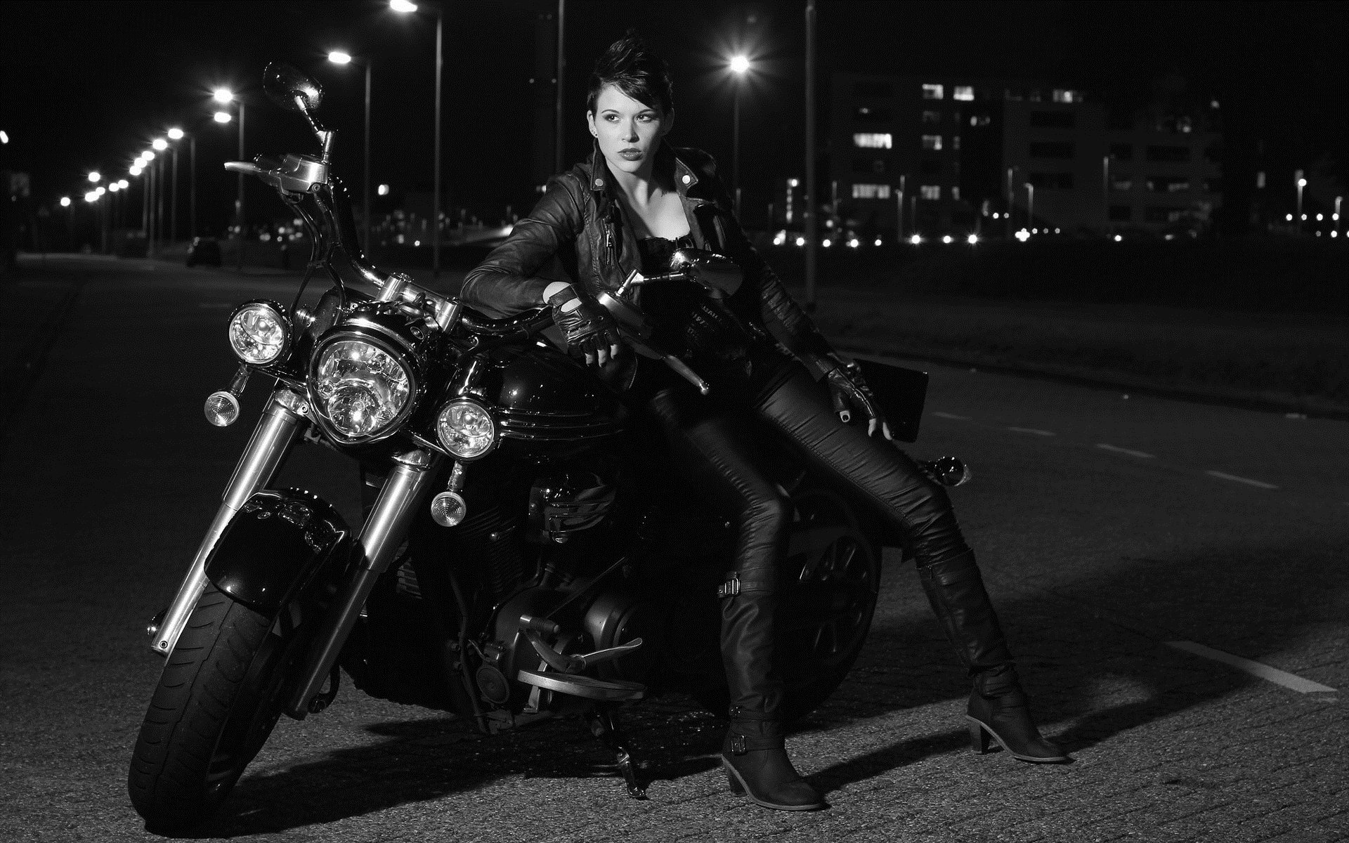 Photo Beautiful girls and motorcycles in Nasiriya