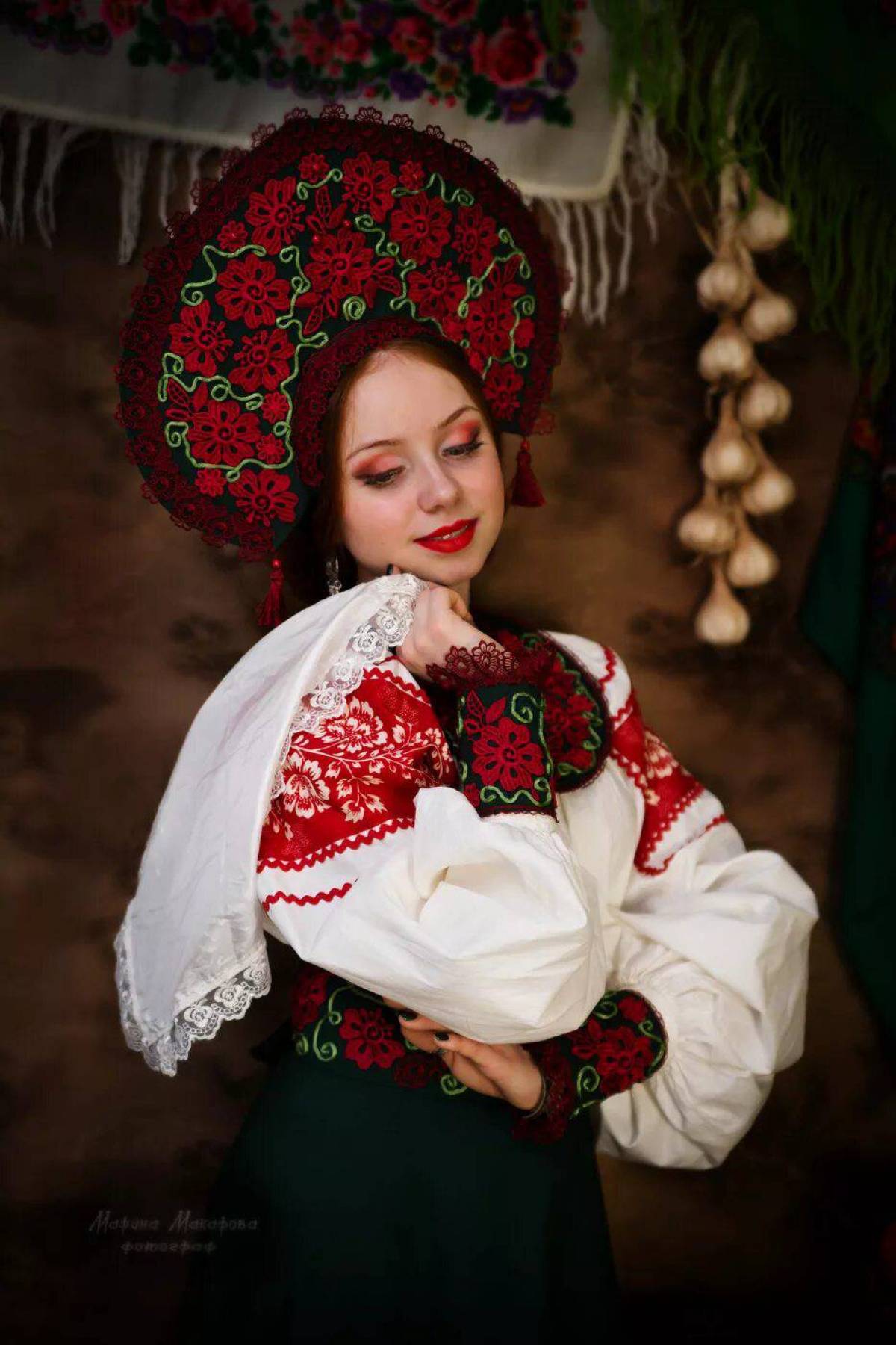 Women in Slavic costumes underwear in Nasiriya