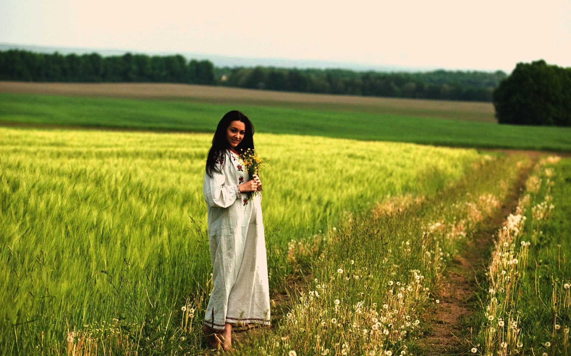 Women in Slavic costumes in Nasiriya