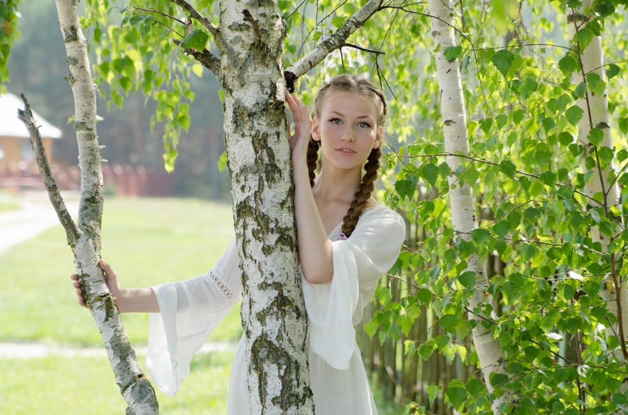 Women in Slavic costumes in Nasiriya