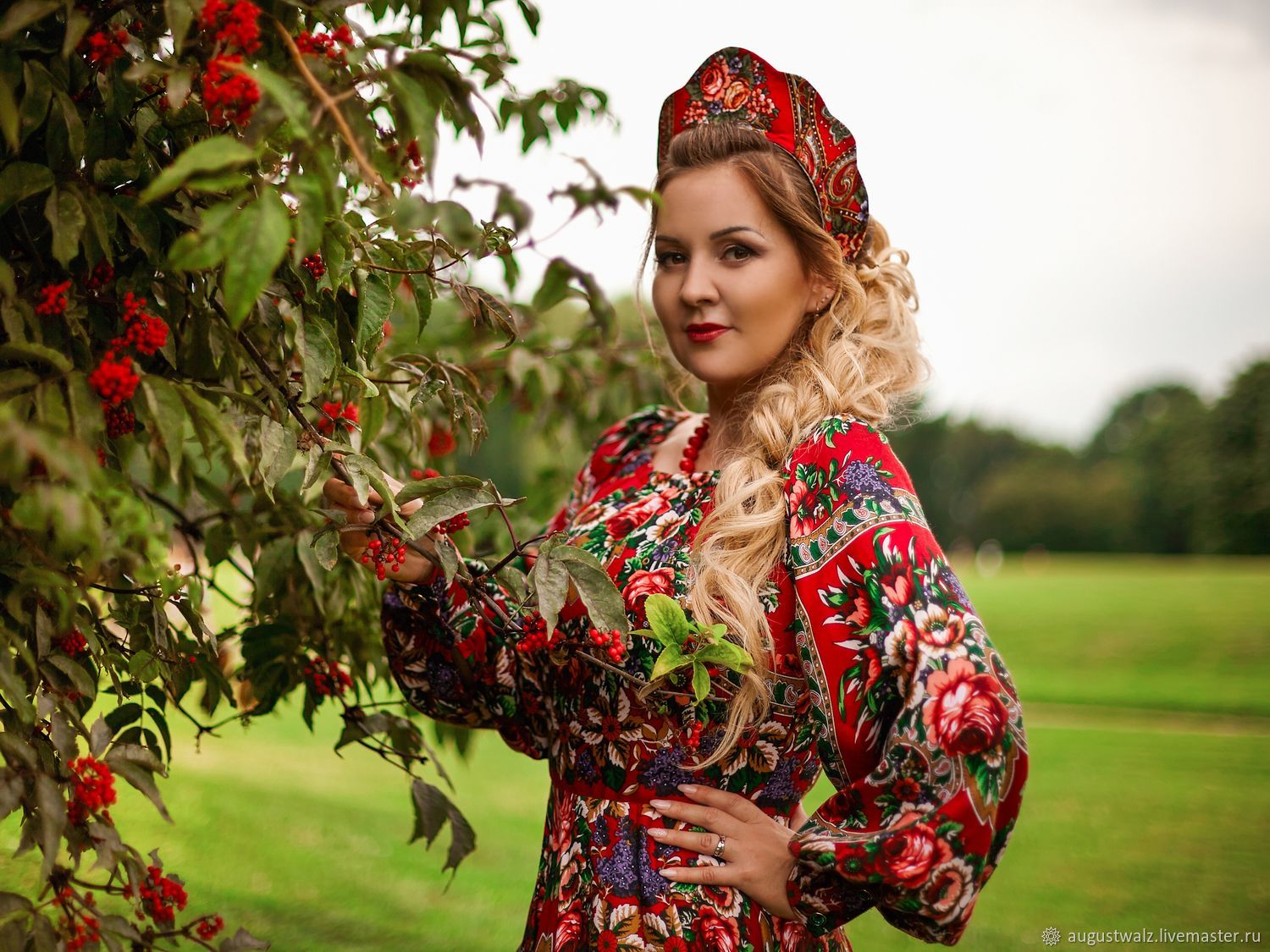 Women in Slavic costumes in Nasiriya