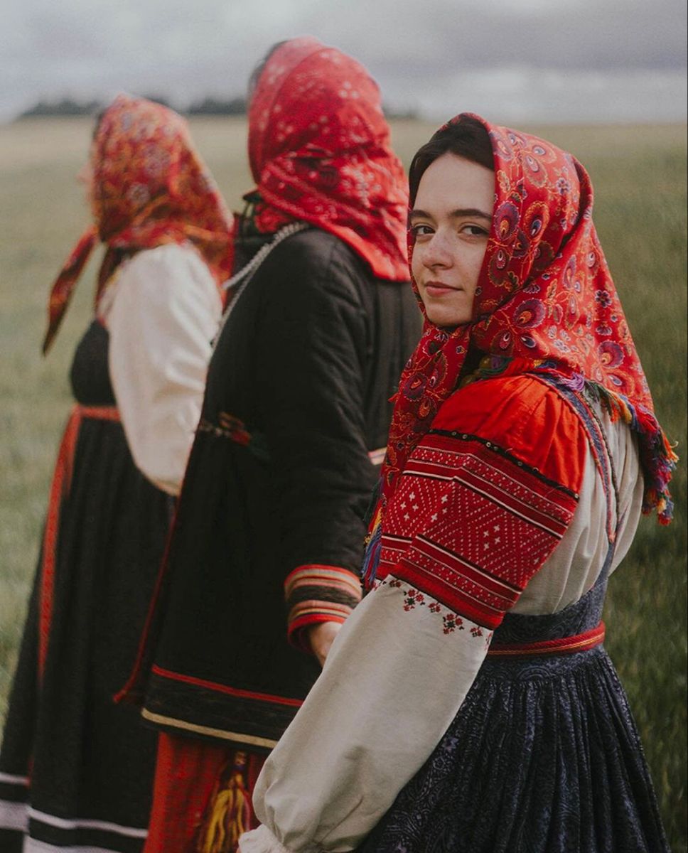 Women in Slavic costumes in Nasiriya