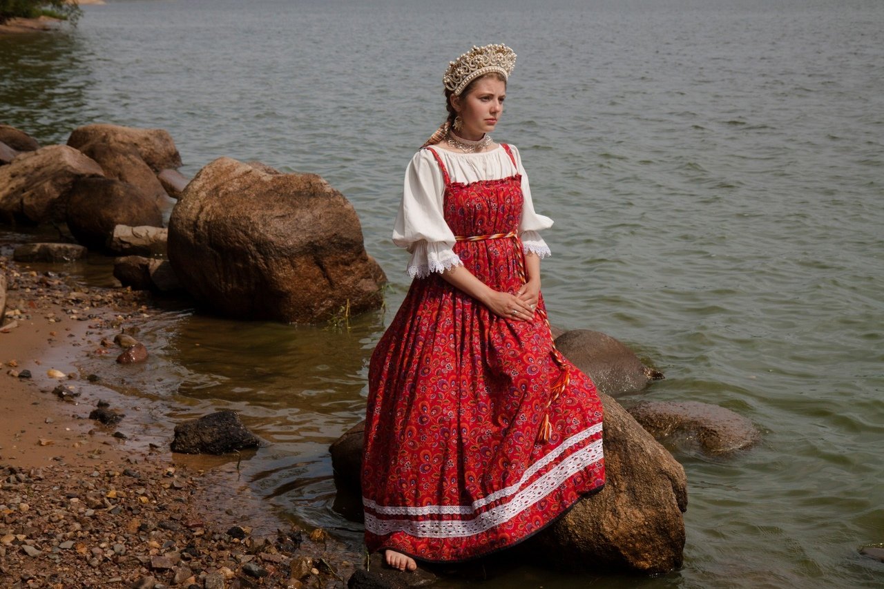 Women in Slavic costumes in Nasiriya