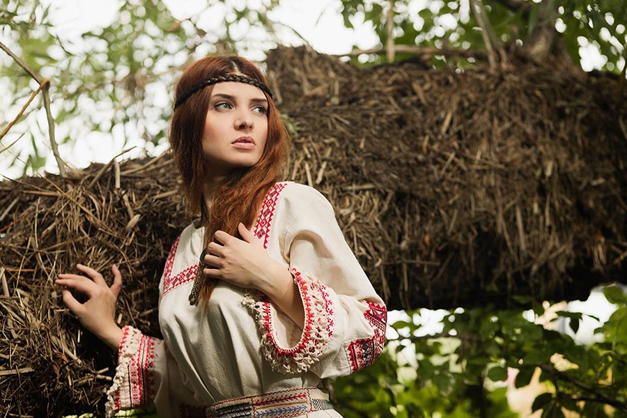 Women in Slavic costumes in Nasiriya