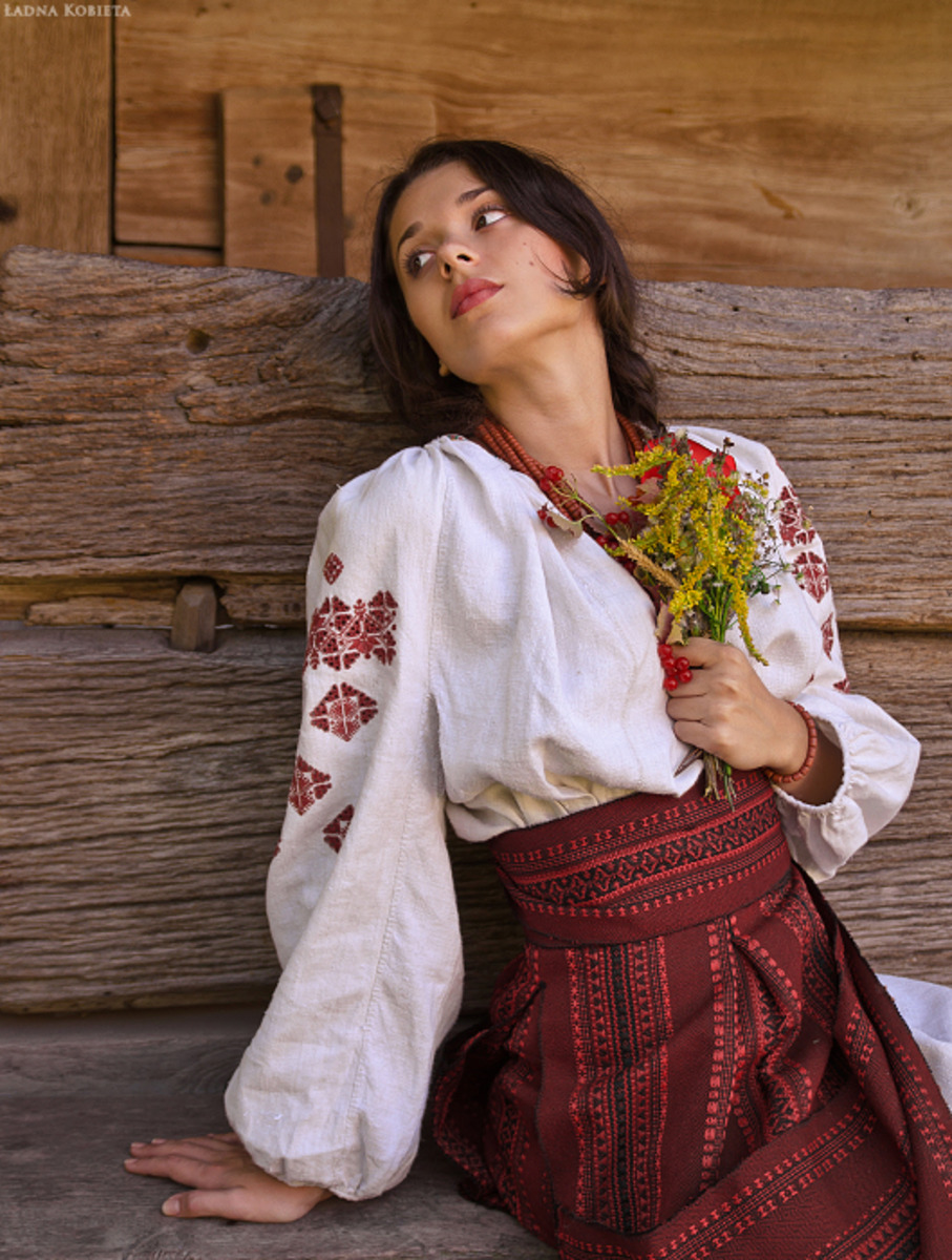 Girls in Slavic costumes in Nasiriya