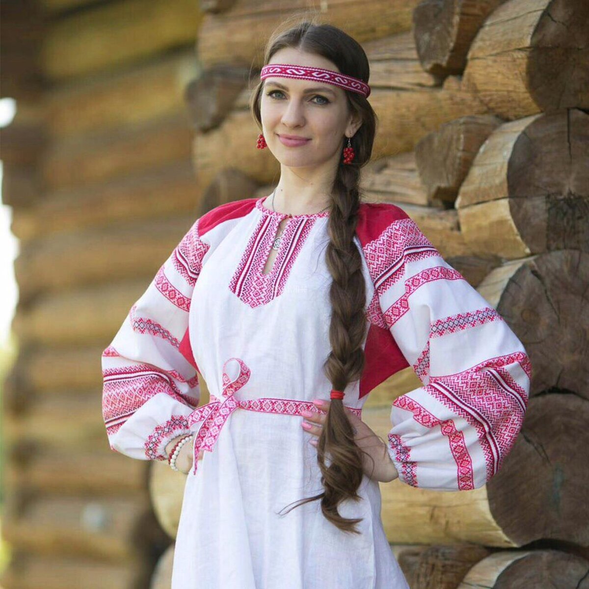 Girls in Slavic costumes in Nasiriya
