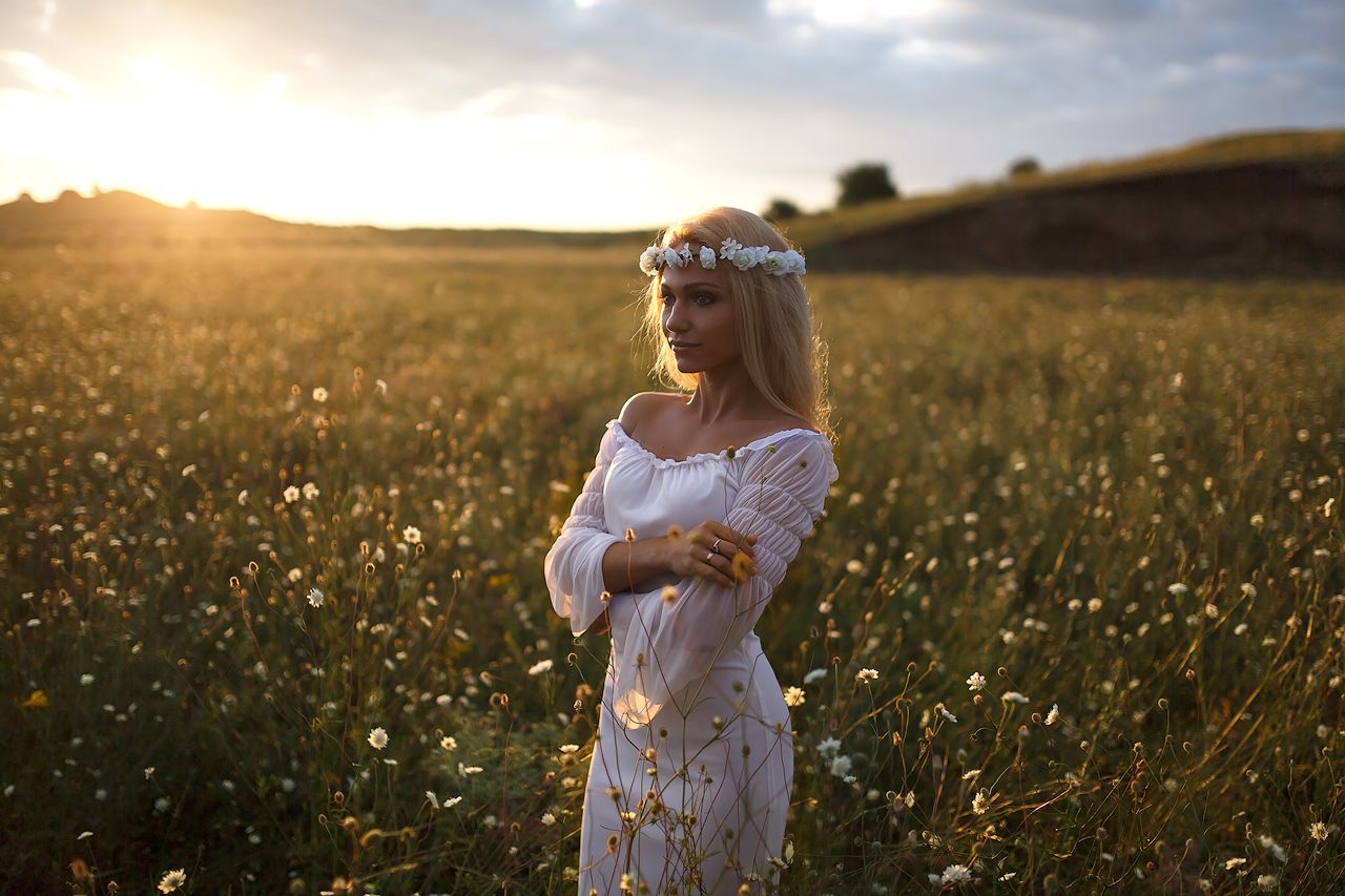 Girls in Slavic costumes in Nasiriya