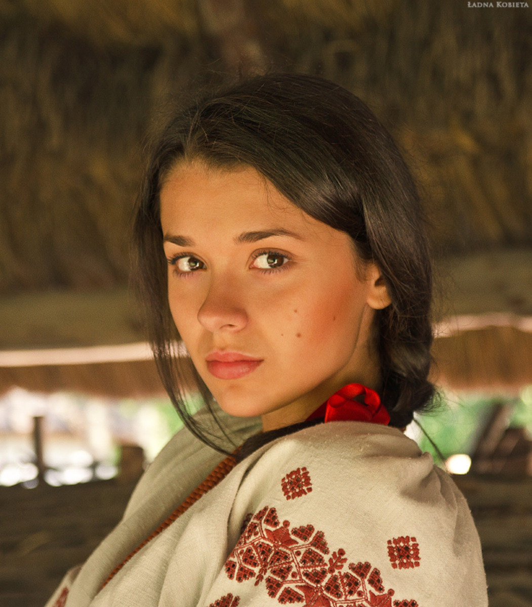 Girls in Slavic costumes in Nasiriya