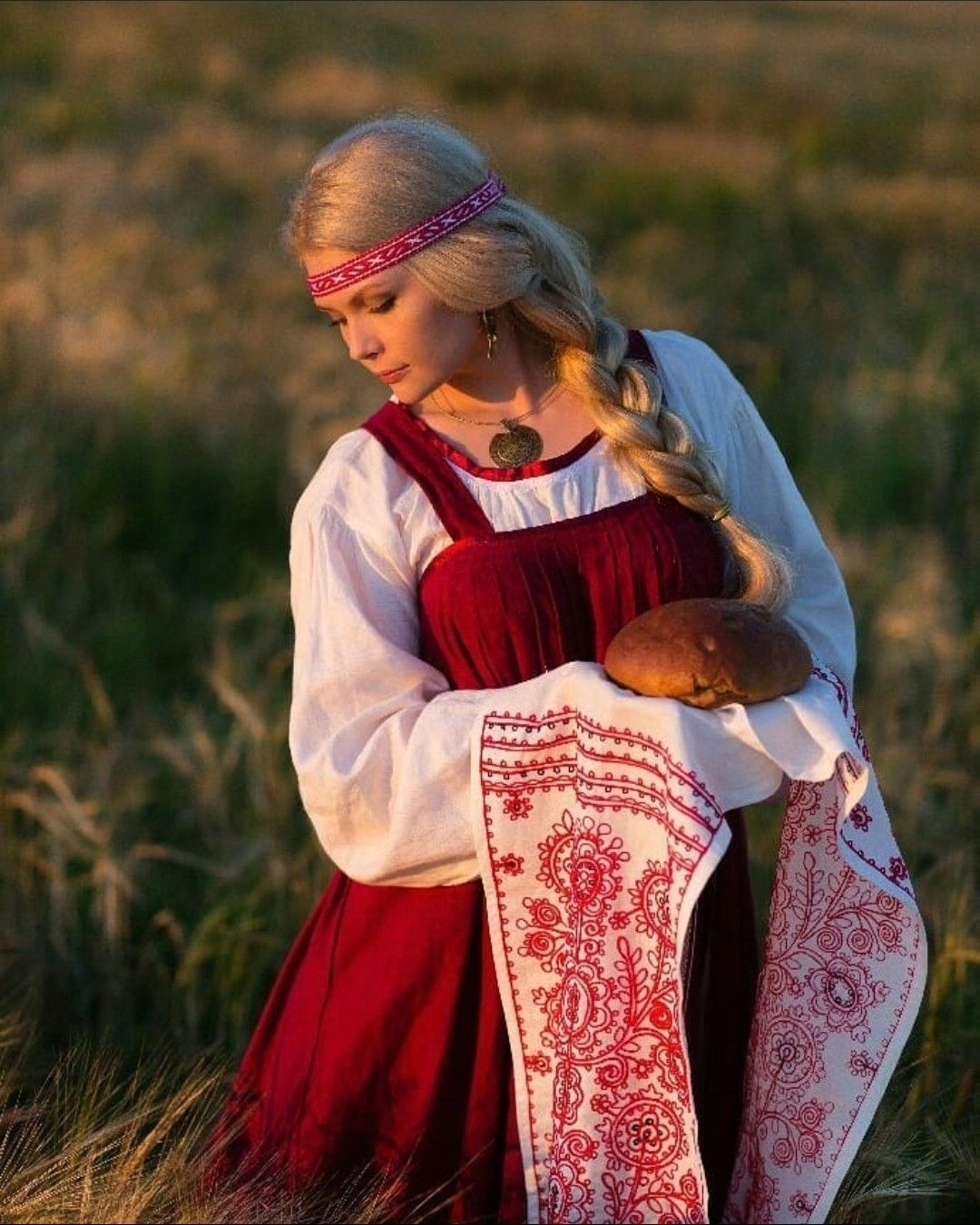 Girls in Slavic costumes in Nasiriya