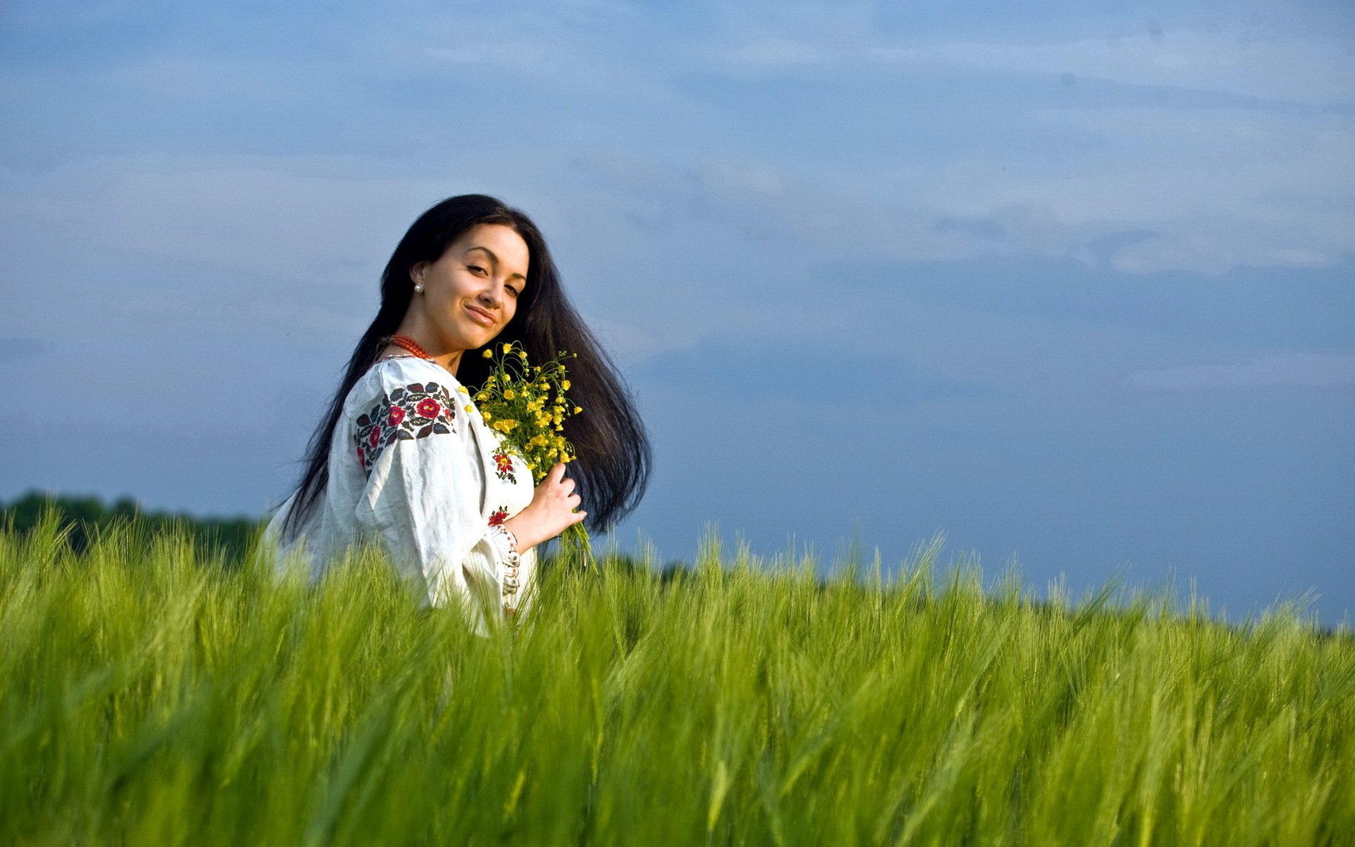 Girls in Slavic costumes in Nasiriya