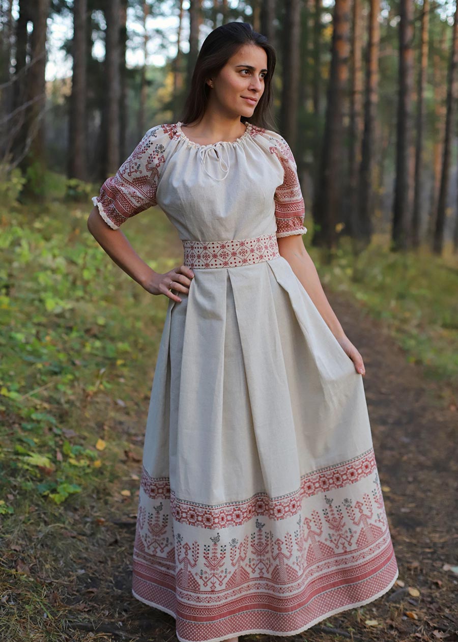 Girls in Slavic costumes in Nasiriya