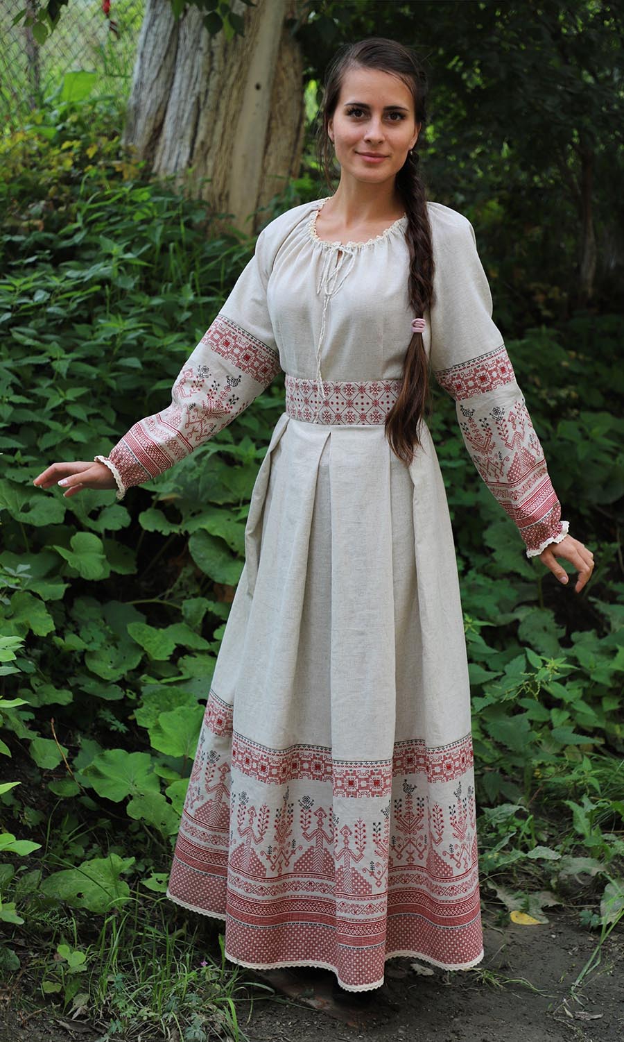 Girls in Slavic costumes in Nasiriya