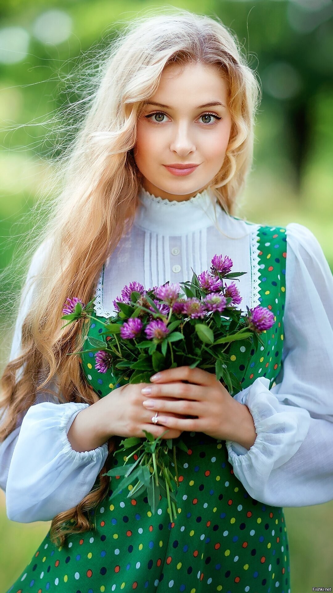 Girls in Slavic costumes in Nasiriya